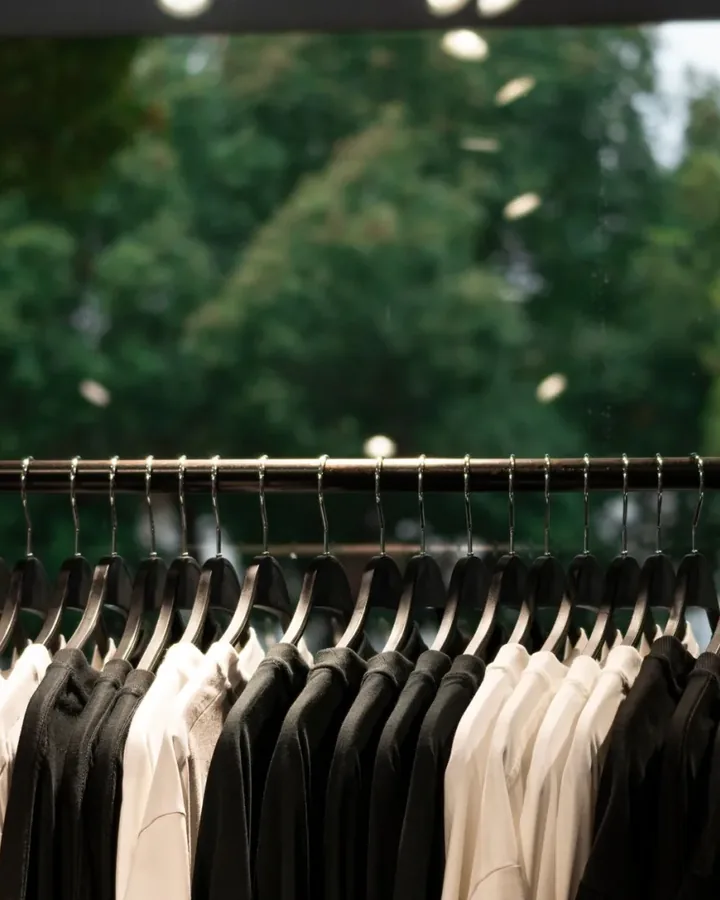 Khách thử đồ tại shop