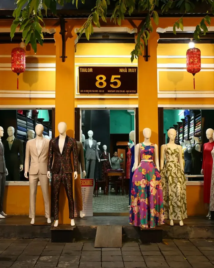 Nhân viên tư vấn phối đồ